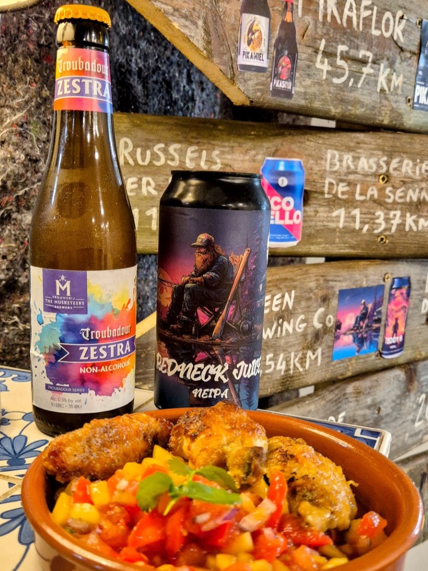 Hot wings met frisse mango-tomaten salsa, koriander en Sriracha - Redneck Juice